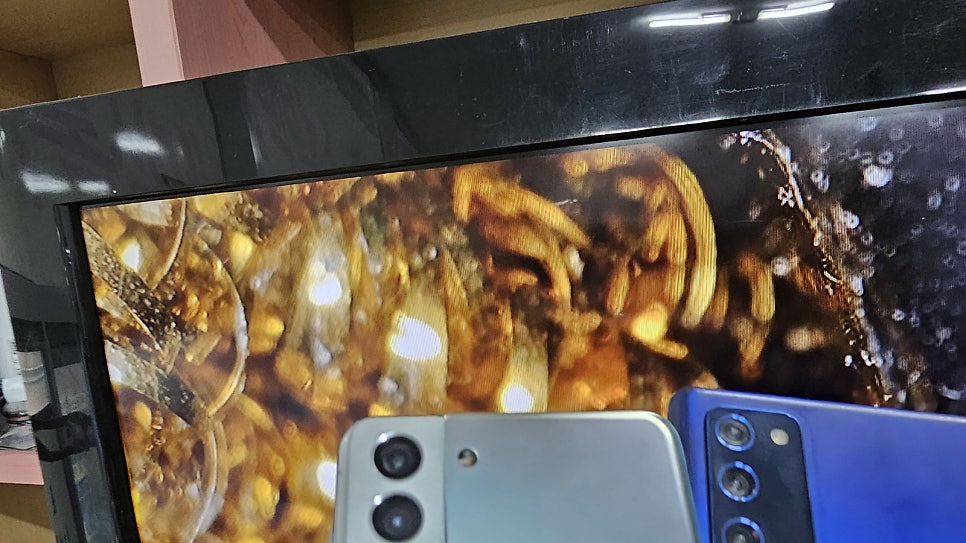 모니터 화면 앞에 스마트폰들이